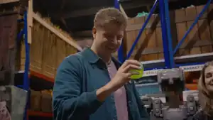 Mumbo holding a slime cube.