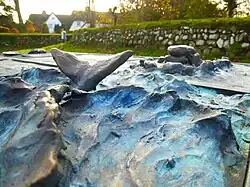 Tisch am Kliff in Keitum / Sylt, bronze reliefs, Wal in bewegter See and Hügelgrab, 2019