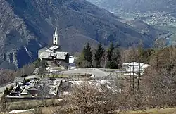 Saint-Pantaléon parish church and cemetery.