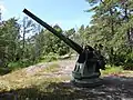 Imperial Russian Canet 75&nbsp;mm/50 1892 naval gun in Kuivasaari. This gun has been rotated 180° so that the recoil springs are on top of the barrel to increase elevation.