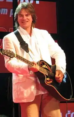 Islamović performing in 2008