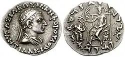 Antialcidas with Zeus directly giving wreath of victory to the elephant. With Greek legend: ΒΑΣΙΛΕΩΣ ΝΙΚΗΦΟΡΟΥ ΑΝΤΙΑΛΚΙΔΟΥ, Basileōs Nikēphorou Antialkidou, "Of Victorious King Antialcidas". Obverse with Kharoshti legend: Maharajasa Jayadharasa Antialikitasa.
