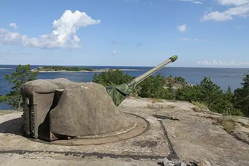 10,5&nbsp;cm tapjäs m/50 at northern Arholma, Sweden. This is the last gun of its type left