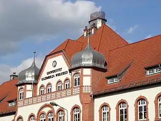 Main avant-corps with tin roof, the observatory on top