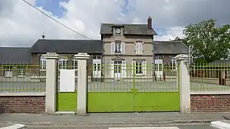 The town hall and school in Boissy-Fresnoy