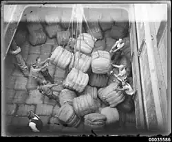 Positioning wool bales in a hold in 1933 into the Magdalene Vinnen (1921)