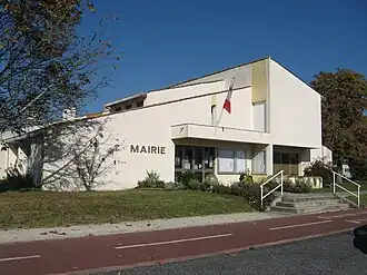 The town hall in Carignan-de-Bordeaux