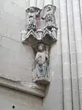 Group of sculptures supporting an arch (nave).
