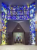 Sanctuary elements include stained glass windows, Ark, and ner tamid (eternal flame), by David Ascalon