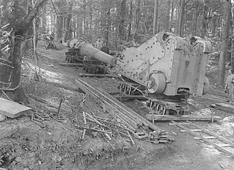 240 mm model 1884 cannon near Dannemarie in August 1916, dismantled into two bundles (carriage + tube) to be placed on a narrow track.