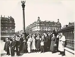 People watching the solar eclipse of 1912[61]