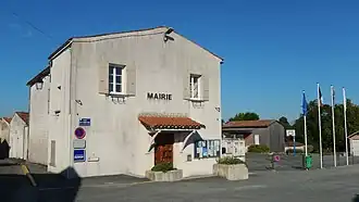 The town hall in Crazannes