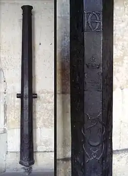 "Couleuvrine bâtarde" of 1548, with arms of Henri II and Catherine de Medicis and crescent of Diane. Caliber: 85mm, length: 300&nbsp;cm, weight: 1076&nbsp;kg.