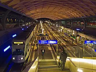 A RegioTram at the low platforms of Kassel Hauptbahnhof.