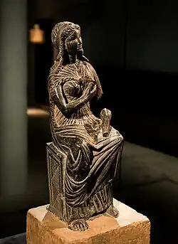 Isis suckling her baby Horus (of whom only the left leg is preserved); 1st century AD; siltstone (basis: limestone); height: 33.9&nbsp;cm; from Mata´na el-Asfu; Staatliche Sammlung für Ägyptische Kunst (Munich, Germany)