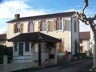 The town hall in Izotges