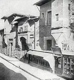 The former Porte de la Commutation on rue Lafayette before the construction of rue Alsace-Lorraine (between 1869 and 1873), opposite the Jardin du Capitole
