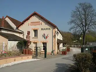 The town hall in Lachapelle-aux-Pots