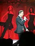 Luis Miguel singing during the concert in Atlanta (Nov / 2 / 05)