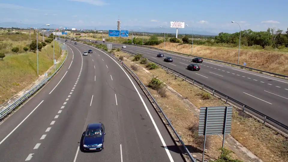 The M-40 autopista (motorway) is one of the beltways serving Madrid. It is one of the few non-toll autopistas of significant length.