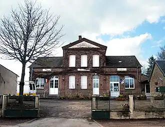 The town hall and school in Oneux