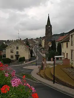 The church and surroundings in Œting