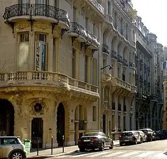 23 Avenue Messine (left) and 6 rue Massine (right) show the more subdued style of Lavirotte's later buildings (1906–07)