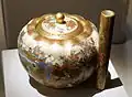 Ribbed lidded incense jar, earthenware with overglaze and gold, Seikozan workshop, undated