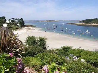 The small beach on the left bank of the Aber-Benoît in Saint-Pabu