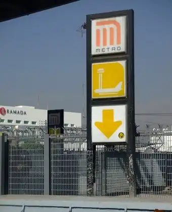 Picture of a sign indicating one of the entrances to Terminal Aérea station