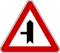 I-28 Intersection on a priority road with a non-priority road from left