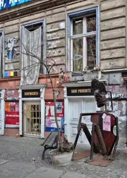 Art in front of the Tuntenhaus&nbsp;[de], Kastanienallee 85