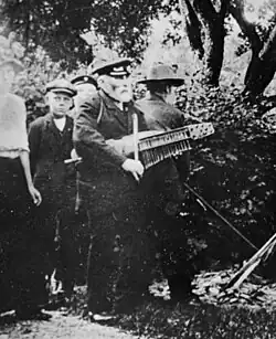 Spelman with nyckelharpa around the turn of the century, 1900
