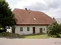 Mit dem Halbwalmdach rechnet man dieses 2017 mit dem Denkmalpreis versehene Haus in Stadlern (Landkreis Schwandorf) eher zum Typus Böhmerwaldhaus
