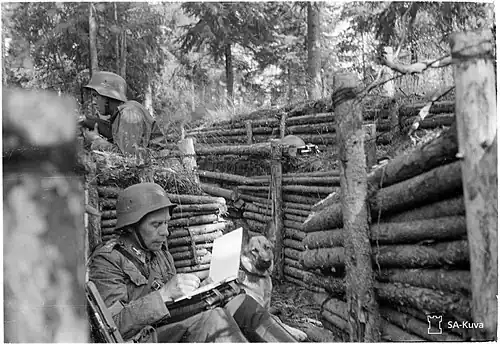 TK artist Aukusti Tuhka drawing a sketch on the frontline.