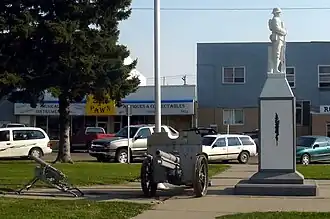 A 7.7&nbsp;cm Infanteriegeschütze L/27 at the Taber Alberta War Memorial.