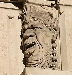 An Amerindian's head, the attraction of novelty.