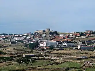 View of Las Navas del Marqués from a distance, with the Magalia castle-palace highlighted in the background
