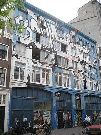 Vrankrijk building with painted facade