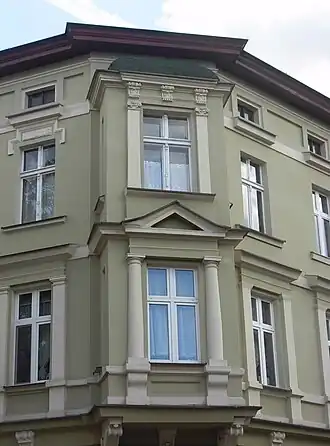 Corner bay window