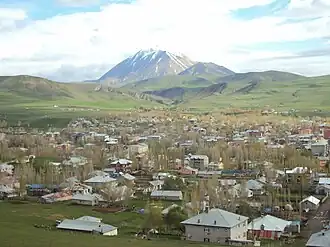 General view of Eleşkirt. Mount Kösedağ appears in the background